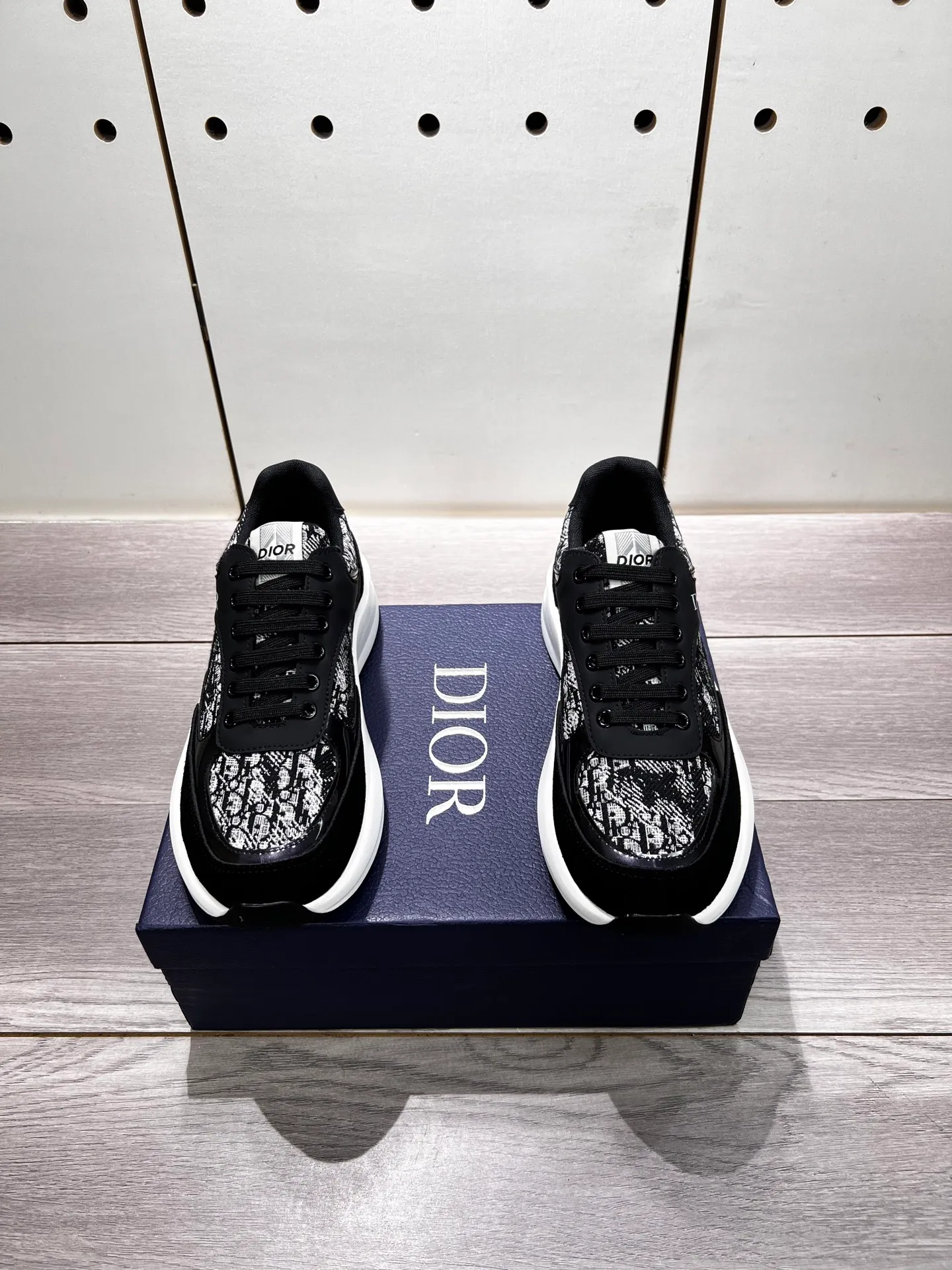 Factory price: 440💰Dior official website new style🎁🎁fashionable casual men's shoes👟, popular style💥simple and elegant version, exclusive for trendy men. Unique official website latest brand elements 👑original decoration, fashionable and generous, imported first-layer cowhide with original fabric✅breathable mesh lining, official website designated wear-resistant casual outsole, counter classic model taken in kind🎬Four colors available, code 38-44. Can be customized 45 non-returnable